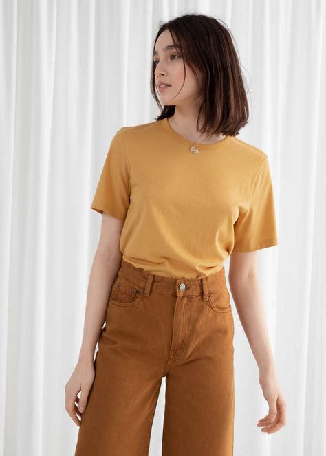 And other stories Organic Cotton Tee Mustard Yellow Shirt Outfit, Yellow Tshirt Outfits Women, Mustard Shirt Outfit, Yellow Tshirt Outfits, Yellow Shirt Outfit, Shirt Outfit Ideas, Mustard Shirt, Yellow Outfits, Meghan Markle Style