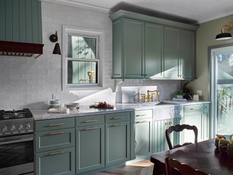 English Cottage Kitchen featuring farrow and ball card room green — DESIGNSTROM Card Room Green Kitchen, Chevron Tiles Floor, Card Room Green, English Cottage Kitchens, Card Room, Cedar And Moss, Quartz Backsplash, Pantry Wall, Two Tone Kitchen