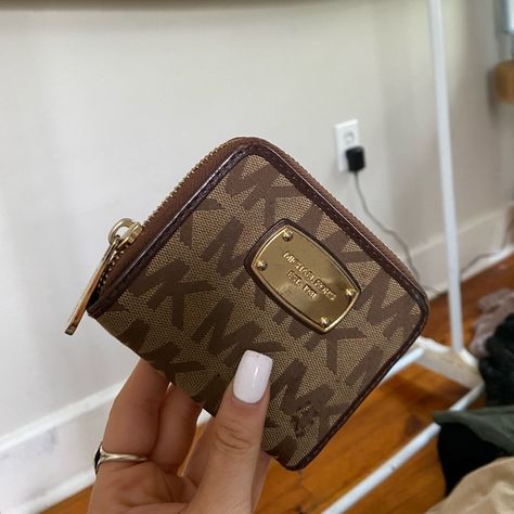 Adorable mini MK wallet Mk Wallet, Mini Wallet, Wallet Shop, Michael Kors Handbags, Michael Kors Jet Set, Louis Vuitton Monogram, Wallets, Michael Kors, Monogram