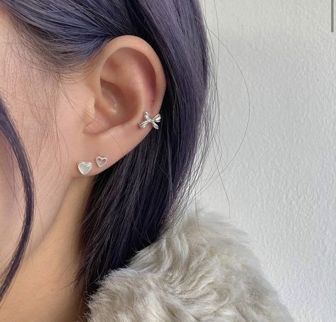 Korean Ear Piercing Ideas, Minimalist Ear Piercings Ideas Simple, Double Lobe Earrings, Korean Piercings, Ear Piercing Ideas Simple, Ear Piercings Korean, Korean Ear Piercing, Elegant Ear Piercings, Double Lobe Piercing Ideas