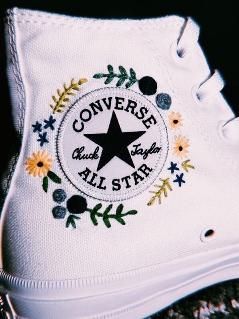 Vsco Shoes, Embroidered Converse, Jordan Outfits, Embroidery Shoes, Pola Sulam, 자수 디자인, Diy Shoes, 가을 패션, Converse All Star