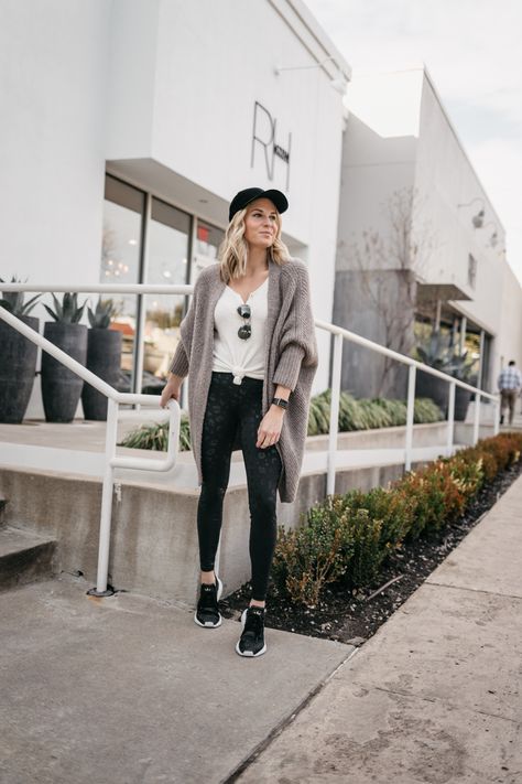 Athleisure Sneakers Outfit, Brunch Athleisure Outfits, Casual Athletic Outfits Winter, Athlesiure Fits For Work, Rainy Athleisure Outfits, Professional Sporty Outfits, Athletic Mom Outfits Winter, Athlesuire Outfit 2023, 80 Degree Weather Outfits Casual