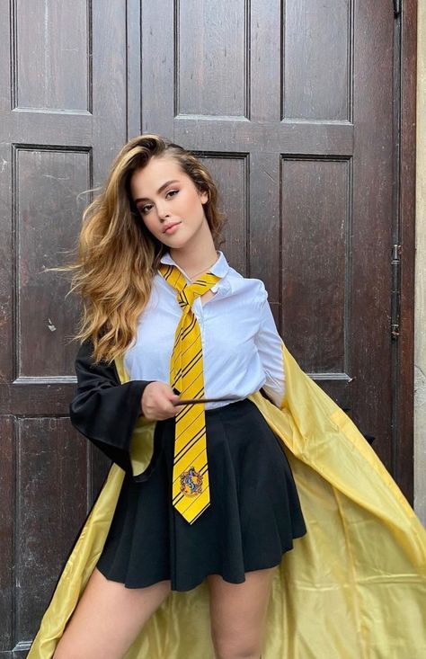 Hufflepuff Halloween Costume, Hufflepuff Costume, Hogwarts Costume, Hufflepuff Outfit, Harry Potter Halloween Costumes, Twin Halloween, Twin Halloween Costumes, Wizard Costume, Beetlejuice Halloween