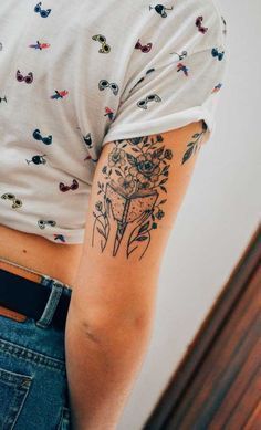 Book Head Tattoo, Tattoos For Women Books, Book Themed Sleeve Tattoo, Bookish Half Sleeve Tattoo, Book And Floral Tattoo, Bookish Quote Tattoos, Smüt Book Tattoos, Tattoos About Books, Cool Book Tattoos