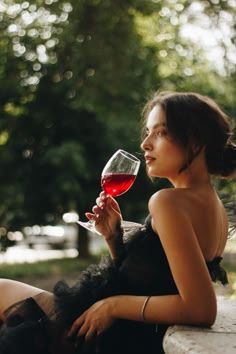 Winery Photoshoot Single, Laughing Pictures Aesthetic, Women With Wine Photography, Woman Holding Wine Glass Pose, Woman Drinking Wine Photography, Poses With Wine Glasses, Wine Photography Photo Ideas, Pose With Wine, Photoshoot With Wine