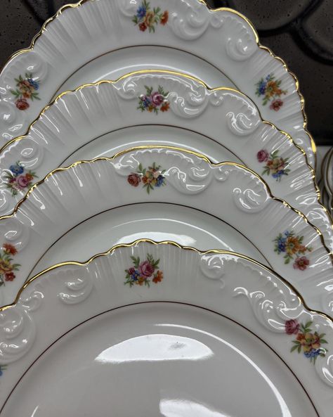 Bridgerton Style, Plates Wedding, Amazing Showers, Mismatched China, Vintage Wedding Gifts, Elegant Dinner Party, Multi Colored Flowers, China Plates, China Sets