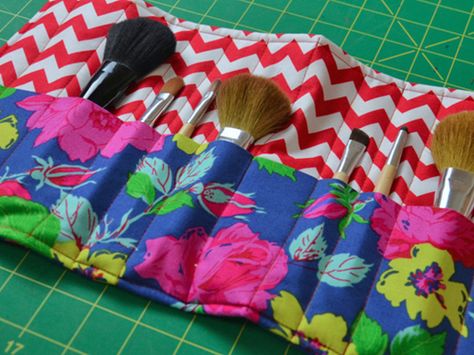 Makeup Brush Holder Roll Up Organizer, Makeup Brush Pouch Diy, Rolled Makeup Bag, Make Up Brush Pouch Diy, Makeup Brush Holder Sewing Pattern, Diy Knitting Needles, Sew Makeup Brush Roll, Diy Brush Holder, Diy Makeup Brush Holder