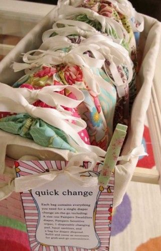 1 Diaper, Wipes in a Ziploc bag, Hand Sanitizer, Disposable Diaper Bag and 1 Changing Cloth. For quick changes Love this idea and there are many more. Do It Yourself Quotes, Diy Baby Shower Gifts, Shower Bebe, Baby Shower Gift Ideas, Shower Gift Ideas, Baby Gift Ideas, Baby Diy, Baby Shower Diy, Gifts For My Sister