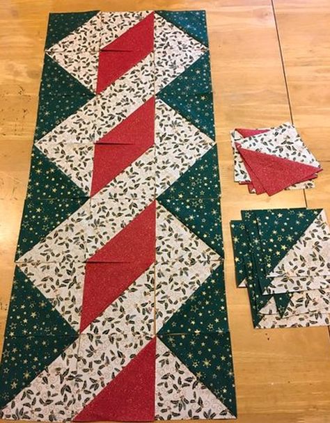 Twisted Pole Christmas Quilted Table Runner Xmas Table Runners, Christmas Table Runner Pattern, Colchas Quilting, Christmas Quilting Projects, Quilted Table Runners Christmas, Table Runner Tutorial, Table Topper Patterns, Table Runner Diy, Patchwork Table Runner