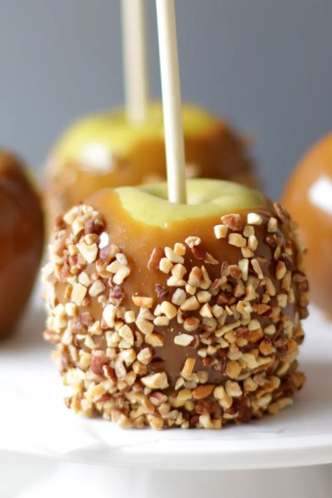 Caramel Apples Recipe Homemade, Carmel Apple Recipe, Caramel Apple Recipe Easy, Candy Apples Caramel, Caramel Apple Recipe, Diy Caramel, Caramel Apple Slices, Apple Slice Recipe, Caramel Candies