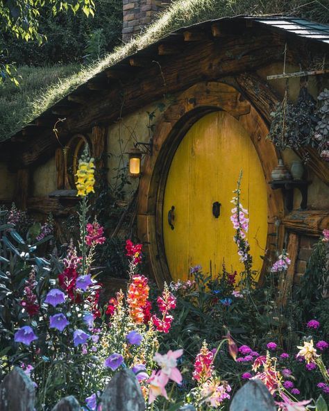 Casa Hobbit, Bees And Butterflies, Cottage Aesthetic, Fairytale Cottage, Hobbit Hole, Sophisticated Decor, Fairy Aesthetic, Cottage In The Woods, Hobbit House