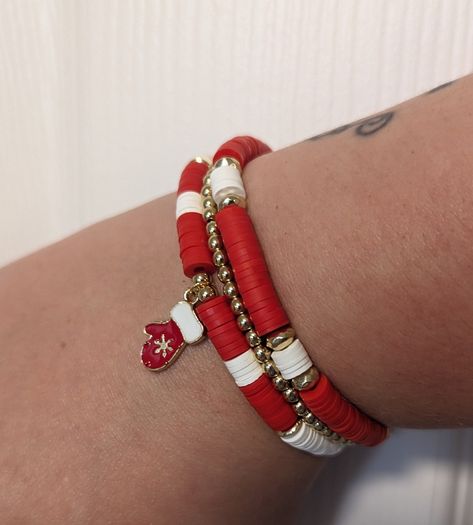 Preppy Christmas Bracelet Ideas, Heishi Bracelet Ideas Christmas, Christmas Stack Bracelets, Heishi Bead Bracelet Christmas, Christmas Themed Clay Bead Bracelets, Christmas Heishi Bracelet, Christmas Bracelet Ideas, Red Christmas Holiday Bracelet, Xmas Beads