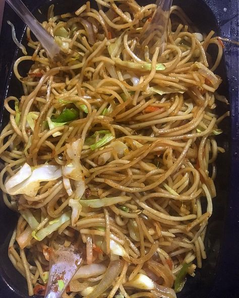 FCAL (Free Chefs At Large) on Instagram: “Hakka Noodles  #noodles #vegetables #indochineese #steaminghot #foodie #instafood #instaeat  #freechefsatlarge #indianfoodblogger #foodgram…” Noodles Snapchat, Noodles Snap, Hakka Noodles Recipe, Noodles Vegetables, Desi Street Food, Hakka Noodles, Birthday Menu, Fast Food Items, Tastemade Recipes