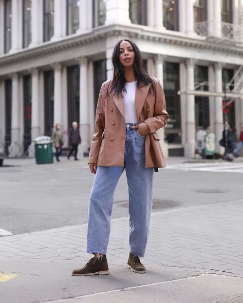 9 Low-Key Outfits NYC Girls Will Be Wearing Come Fall Clarks Desert Boot Outfit, Desert Boot Outfit, Nyc Outfits Fall, Desert Boots Outfit, Nyc Fall Outfits, Outfits Nyc, Boot Outfits, Nyc Outfits, Nyc Fall