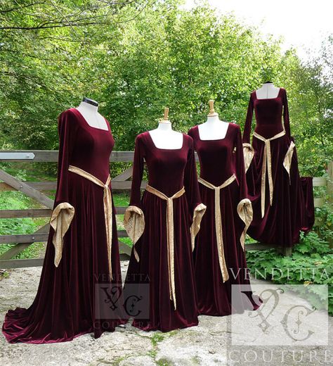 https://www.facebook.com/medievalfashion/photos/a.642065999169923.1073741828.641236252586231/1005970892779430/?type=3 Lotr Dress, Medieval Wedding Theme, Pagan Handfasting, Lotr Wedding, Medieval Wedding Dress, Celtic Pagan, Celtic Dress, Pagan Wedding, Medieval Gown