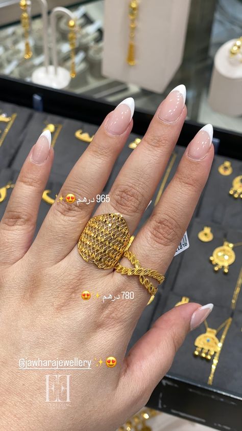 Minimal Gold Jewelry, Arab Style, 22 Carat Gold Jewellery, Unique Gold Jewelry Designs, Back Fat Workout, Minimal Gold, Dress Book, Fat Workout, Cartier Jewelry