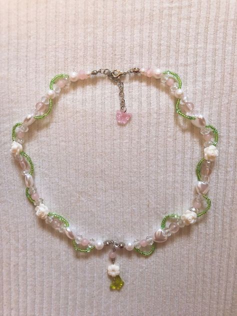 handmadenecklace handmadejewelry necklace pink aesthetic beads coquette fashion aestheticjewelry pearl Aesthetic Beads, Diy Pearl Necklace, Pink Bead Necklace, Anting Manik, Handmade Pearl Necklace, Coquette Fashion, Wire Wrapped Jewelry Diy, Cray Cray, Pretty Jewelry Necklaces