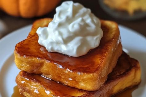 Pumpkin Pie French Toast with Homemade Pumpkin Syrup Pumpkin Pie French Toast, Cheeseburger Pie, Pumpkin Syrup, Homemade Comfort Food, Pumpkin French Toast, Pumpkin Custard, Taco Soup Recipe, Classic Breakfast, Bread Pizza