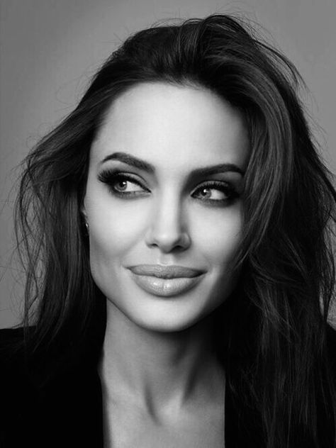 Angelina Jolie Photos, Headshots Women, Headshot Poses, Studio Portrait Photography, Photographie Portrait Inspiration, Portrait Photography Women, Self Portrait Photography, Carpet Looks, Business Portrait