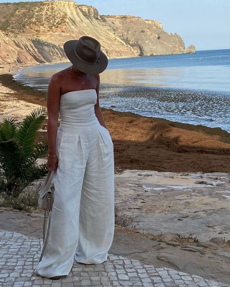 White Beaxh Dress, Chic Off-white Vacation Dress, Vacation Jumpsuit, Summer Jumpsuit Outfit, All White Party Outfits, Travel Fits, Pinterest Trends, Dubai Outfits, Beautiful Jumpsuits