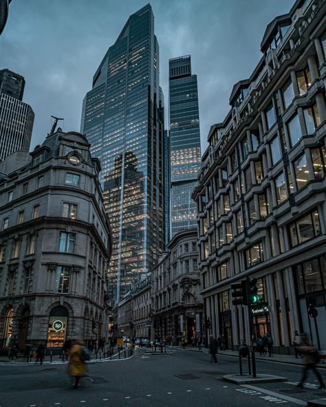 The new(ish) kids on the block….Horizon 22 and The Lookout 22 Bishopsgate, also known as Twentytwo, is a commercial skyscraper in London, England. Completed in 2020, it occupies a prominent site in Bishopsgate, in the City of London financial district, and stands at 278 m (912 ft) tall with 62 storeys. 8 Bishopsgate (sometimes referred to as ‘the Jenga’) is a 51-storey, 204-metre (669 ft) tall commercial skyscraper located in the City of London financial district. When it opened in 2023, it... London High Society Aesthetic, London Financial District, London Cityscape Photography, London Architecture Modern, Cute Places In London, City Buildings Aesthetic, Skyscrapers Aesthetic, London Movies, London Skyscrapers