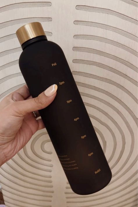 Matte black and gold amazon water bottle Aesthetic Bottle Water, Classy Water Bottle, Dark Academia Water Bottle, Designer Water Bottle, Metal Water Bottle Aesthetic, Amazon Water Bottle, Water Bottles Aesthetic, Water Bottle Amazon, Brown Water Bottle