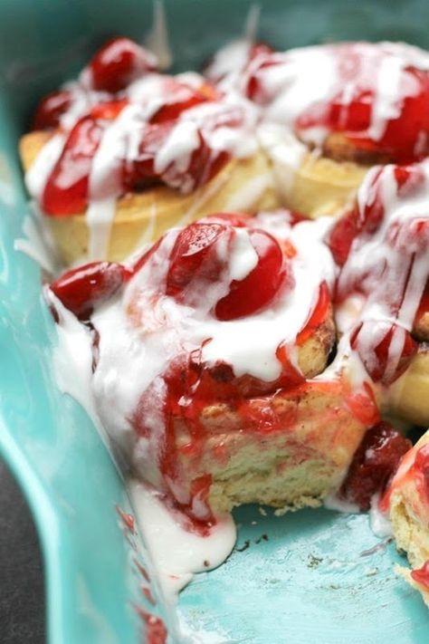 These strawberry shortcake cinnamon rolls are so easy to make. Plus they are delicious! #yum #recipe #recipeoftheday #ad #pillsburyspringbaking @walmart Strawberry Cinnamon Rolls Easy, Strawberry Shortcake Cinnamon Rolls, Spring Cinnamon Rolls, Heaven Cake Recipe, Strawberry Cinnamon Rolls, Spring Breakfast, Cinnamon Roll Monkey Bread, Strawberry Freezer Jam, Pudding Flavors