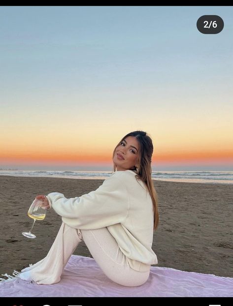 Cold Beach Aesthetic, Beach Photo Dump, Winter Beach Outfit, Bonfire Outfit, Sunset Beach Pictures, Fall Beach, Beach Instagram Pictures, Winter Beach, Beach Bonfire