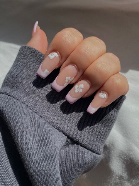 Cute Acrylic Nails For Hawaii, French Tip Hawaii Flower Nails, Hibiscus Flower Nail Art, Hibiscus Flower Nail, Trip Nails, Hawaiian Flower Nails, Summer Coffin Nails, Vacay Nails, Hawaiian Nails