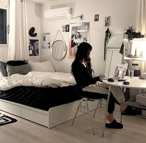 Dorm Room Black And White, White Dorm Room Ideas, Dorm Room Ideas Black, Black And White Dorm Room, Room Ideas Black And White, Dorm Room Decor Black, Black And White Dorm, Dorm Room Black, Room Ideas Black