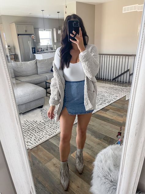 Fringe Booties Outfit, Western Booties Outfit, Cardigan And Skirt Outfit, Skirt And Cowboy Boots Outfit, Skirt And Cardigan Outfit, Outfit Denim Skirt, Oversized Cardigan Outfit, Denim Skirt Outfit, Outfit Western