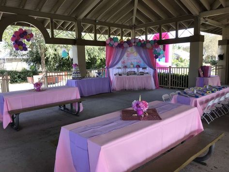 Aria's Unicorn 4th Birthday party | CatchMyParty.com Unicorns Birthday Party, Party Ideas For Girls, Birthday Party At Park, Princesa Sophia, Unicorn Birthday Party Decorations, Unicorn Themed Birthday Party, Park Birthday, Outdoors Birthday Party, Outdoor Birthday