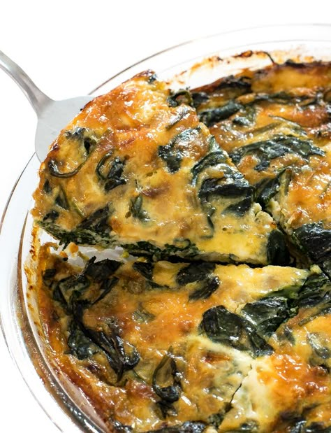 Easy Crustless Spinach Quiche (keto-friendly!) - Chef Savvy Crustless Spinach Quiche Recipes, Crustless Spinach Quiche, Mushroom And Spinach Quiche, Bacon Quiche Recipe, Vegetarian Quiche Recipes, Quiche Recipes Crustless, Vegetable Quiche Recipes, Spinach Quiche Recipes, Bacon Quiche