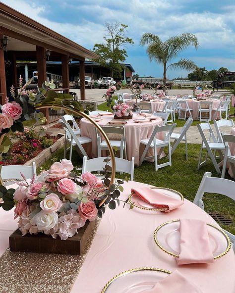 Quinceanera Floral Centerpieces, Pink Quinceanera Theme Outdoors, 15 Quinceanera Centerpieces, Quince Outdoor Decorations, Table Setting For Quinceanera, Butterfly 15 Theme Pink, Quinceñera Table Decoration Ideas, Pink Flowers Quince Theme, Light Pink Decorations For Quince