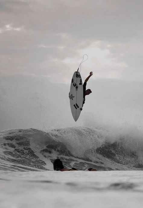 Wave Dance, Surfing Aesthetic, Skateboarding Tricks, Surf Aesthetic, Water Shoot, Surf Vibes, Surfing Pictures, Surf Poster, Surf Photography