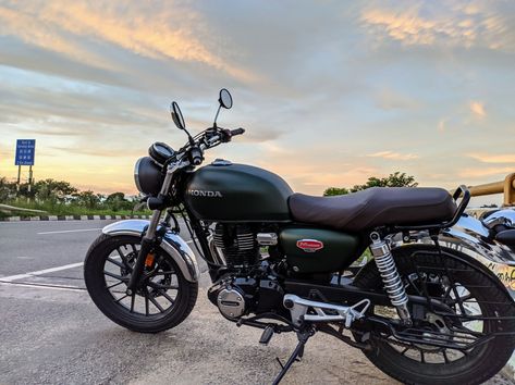 It looks cool to have a modern classic bike in India which is not from Royal Enfield. Crowd Magnet. ❤️🤩🔥 #Honda #HondaCB350 #Hness #CB350 #Bike #caferacer #biker #green #matte Honda Hness Cb350, Honda Cb 350, Starboy Aesthetic, Boy Snaps, Honda Cb350, Boy Snaps Pic, Indian Boy, Honda Bikes, Bike Pic