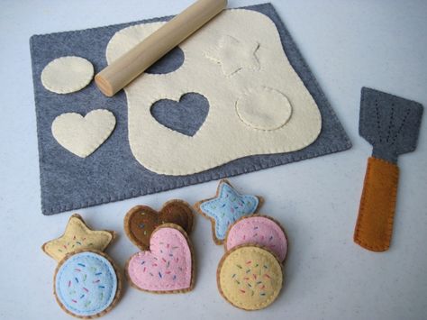 Felt Food Cookie Baking Set. $55.00, via Etsy.    Such a creative toy for children--love this Etsy Shop! Felt Food Patterns, Felt Food Diy, Felt Play Food, Baking Set, Felt Food, Play Food, Food Crafts, Homemade Christmas Gifts, Felt Diy