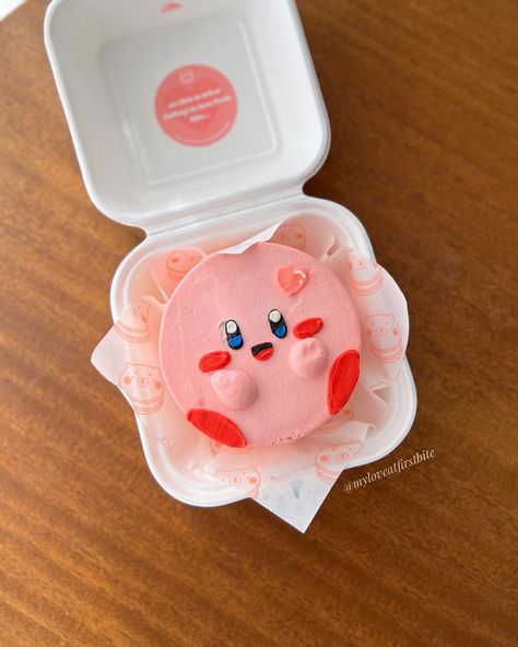 Chantel Tran Vo | kirby lunchbox cake! 💗❤️ 4” chiffon cake with hojicha whipped cream filling 🍂 | Instagram Pocchaco Birthday Cake, Cute Cake Designs Aesthetic, Disney Bento Cake, Cute Lunchbox Cakes, Bento Cake Ideas, Kirby Cake, Kirby Party, Pasteles Aesthetic, Cupcakes Aesthetic