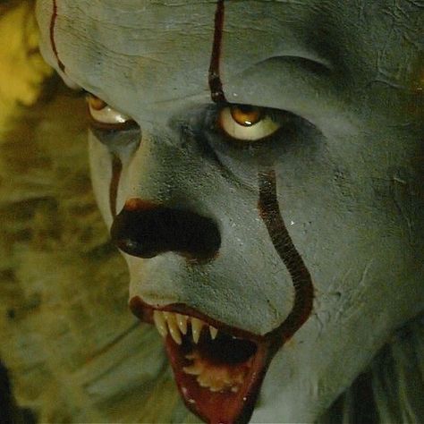 Bill Skarsgard Pennywise, Evil Clown, Clown Horror, Pennywise The Clown, Pennywise The Dancing Clown, Scary Movie Characters, Horror Movie Icons, Evil Clowns, Retro Horror