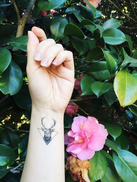 Hirsch Tattoo Frau, Deer Tattoo Designs, Geometric Tree, Geometric Sleeve Tattoo, Geometric Trees, Henna Tattoo Hand, Shape Tattoo, Deer Tattoo, Stag Deer