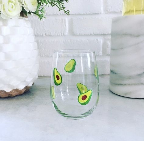 Glass Jar Art Painting, Drawing On Wine Glasses, Painting Stemless Wine Glasses, Drawing On Glass Cups, Glasses Painting, How To Paint Wine Glasses, Easy Wine Glass Painting, Glass Paint, Paint Wine Glasses