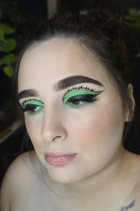 Frankenstein Inspired Makeup, Oogie Boogie Eye Makeup, Cute Frankenstein Makeup, Oogie Boogie Makeup Ideas Easy, Frankenstein Eye Makeup, Frankenstein Eyeshadow, Oogie Boogie Makeup, Frankenstein Makeup, Monster Makeup