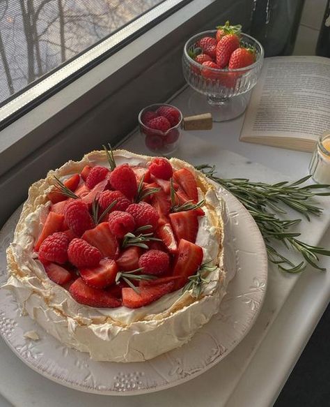 Parisian And Fashion Mood (@parisianlifeestyle) | Instagram Strawberry Pavlova, Pavlova Cake, Meringue Cake, Elegant Cakes, Strawberry Desserts, Sweet Food, Pavlova, Food Obsession, Cake Inspiration