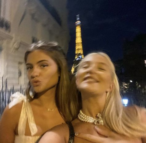 Paris Vacation Aesthetic, Friends In Paris Aesthetic, Paris With Friends Aesthetic, Paris Best Friends, Clubbing In Paris, Paris Trip With Best Friend, Best Friends In Paris, Paris With Best Friend, Paris With Friends