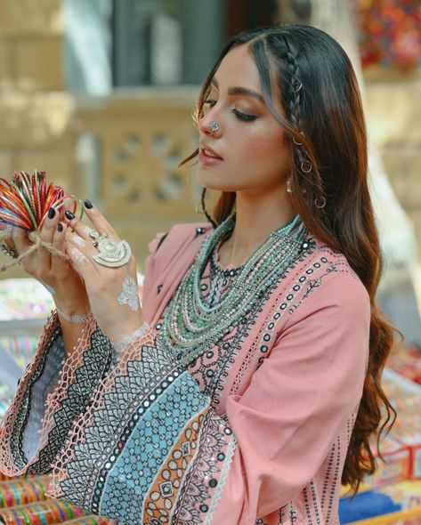 Garba Makeup, Iqra Aziz Outfits In Suno Chanda, Iqra Aziz In Khuda Aur Mohabbat, Iqra Aziz Dresses In Khuda Aur Mohabbat, Pakistani Dresses Casual Iqra Aziz, Iqra Aziz In Suno Chanda, Aesthetic Wear, Pakistani Wear, Sarees For Girls