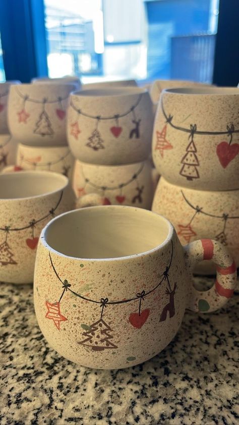 Christmas Pottery Painting Ideas Ceramics, Pottery Painting Ideas Christmas, Christmas Pottery Painting, Mug Noel, Diy Christmas Mugs, Holiday Pottery, Christmas Pottery, Diy Sharpie Mug, Ceramics Pottery Bowls