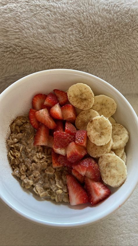 Oatmeal Bowl Recipes, Oats Bowl Breakfast, Fruit Oatmeal, Oatmeal Strawberry, Oatmeal With Strawberries, Oatmeal Bowls Breakfast, Bowl Of Oatmeal, Oat Bowl, Oatmeal Bowl