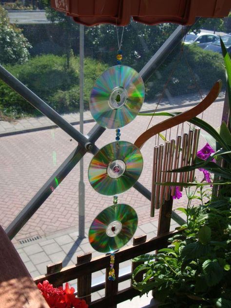 Cd/Dvd Suncatcher Mobile ..apparently keeps hawks away. They like to hang out in our backyard lately :/ Suncatcher Mobile, Cd Crafts Diy, Recycled Cds, Cd Diy, Bird Deterrents, Doorway Decor, Eco Friendly Diy, Window Hanger, Old Cd