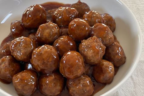 These plum jelly meatballs are great as a quick snack or alongside mash or salad for dinner. Jam Meatballs, Truffle Balls Recipe, Hamburgers Recipes, Jelly Meatball Recipe, Truffle Balls, Jelly Meatballs, Salad For Dinner, Minced Meat Recipe, Plum Sauce