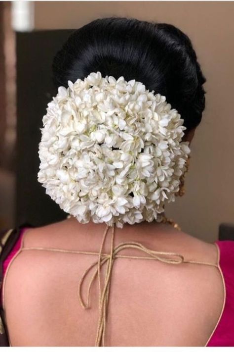 Introducing Best South Indian Hairstyles for Brides #weddingbazaar#indianwedding #southindianbridalhairstyle #southindianbridalhairstylewedding #southindianbridalhairstyleforreception #southindianbridalhairstyleweddingfront #southindianbridalhairstylefrontlook #southindianbridalhairstyleweddingsimple #southindianbridalhairstyleforengagement #southindianbridalhairstyleformuhurtham #southindianbridalhairstylebuns #southindianbridalhairstylebraids #southindianbridalhairstylewithflowers Mullapoo Hairstyles Kerala, South Indian Hairstyles, South Indian Bridal Hairstyles, South Indian Wedding Hairstyles, Bridal Hair Decorations, Hair Style On Saree, Saree Hairstyles, Kerala Wedding, Engagement Hairstyles